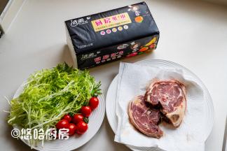 煎羊排和煎牛排是一样的，材料很简单，2片蝴蝶排自然化冻，再准备一点蔬菜。