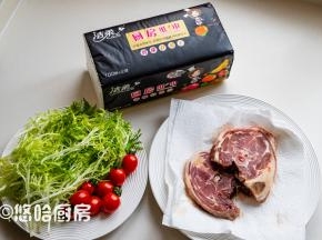 煎羊排和煎牛排是一样的，材料很简单，2片蝴蝶排自然化冻，再准备一点蔬菜。