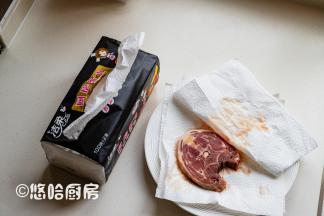 化冻后的羊排，千万不要用水洗，用厨房纸把羊排2面的血水蘸干即可。