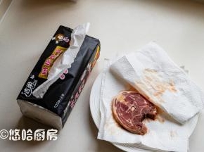 化冻后的羊排，千万不要用水洗，用厨房纸把羊排2面的血水蘸干即可。