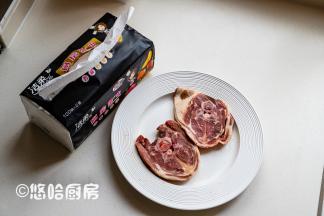 在羊排的2面撒适量的盐，用手反复拍匀，以便于腌渍入味。