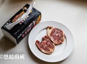 在羊排的2面撒适量的盐，用手反复拍匀，以便于腌渍入味。