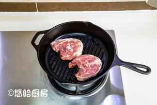铸铁牛排锅大火烧热，务必要烧的很热，放一点植物油，放入羊排大火煎。