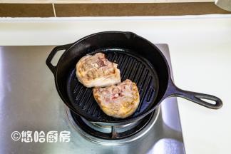 煎一分钟后翻面，再煎一分钟后转中火煎。