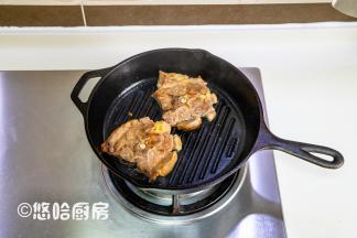 在煎羊排的过程中，用剪刀将羊排的四周剪了几下，否则会卷曲起来。可以在下锅之前把羊排切上几刀，煎到自己喜欢的程度就可出锅，我是煎至全熟的状态。