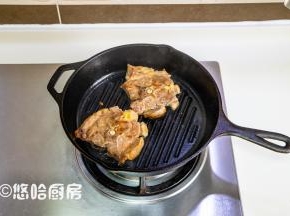 在煎羊排的过程中，用剪刀将羊排的四周剪了几下，否则会卷曲起来。可以在下锅之前把羊排切上几刀，煎到自己喜欢的程度就可出锅，我是煎至全熟的状态。