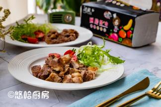 煎好的羊排趁热吃，喜欢吃辣的，可以在出锅前撒一点辣椒粉、孜然粉。煎好的羊排可以切成小块装盘上桌。