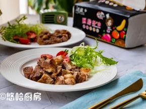 煎好的羊排趁热吃，喜欢吃辣的，可以在出锅前撒一点辣椒粉、孜然粉。煎好的羊排可以切成小块装盘上桌。