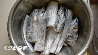 带鱼刨肚去肠，冲洗干净后，用剪刀剪成适合大小的段。放一点料酒、盐拌匀，腌渍半个小时左右。