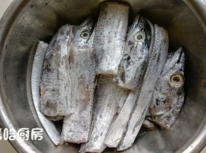 带鱼刨肚去肠，冲洗干净后，用剪刀剪成适合大小的段。放一点料酒、盐拌匀，腌渍半个小时左右。