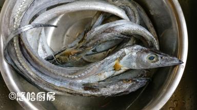 这就是新鲜的本地带鱼，我这里都叫刀鱼。带鱼的眼是蓝色的，就是产自胶东地区的，带鱼的眼是黄色的，是来自南方的鱼。当地人还是更喜欢吃本地产的带鱼。