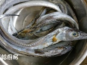 这就是新鲜的本地带鱼，我这里都叫刀鱼。带鱼的眼是蓝色的，就是产自胶东地区的，带鱼的眼是黄色的，是来自南方的鱼。当地人还是更喜欢吃本地产的带鱼。