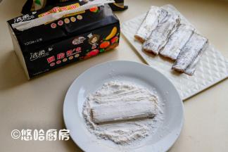 准备一个大平盘，放一些干淀粉，把腌渍后的带鱼放在淀粉里，2面沾满淀粉。