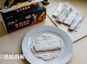 准备一个大平盘，放一些干淀粉，把腌渍后的带鱼放在淀粉里，2面沾满淀粉。