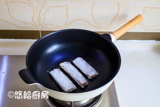 起不粘锅，热锅冷油放入带鱼段，中小火煎，带鱼上多余的干淀粉要抖掉。