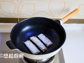 起不粘锅，热锅冷油放入带鱼段，中小火煎，带鱼上多余的干淀粉要抖掉。