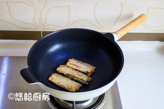 煎鱼不要着急翻面，一面煎3、4分钟左右再翻面，一直煎至2面黄即可。