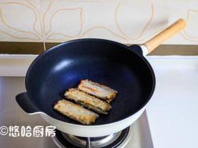 煎鱼不要着急翻面，一面煎3、4分钟左右再翻面，一直煎至2面黄即可。