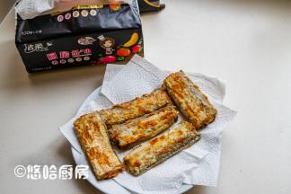 煎好的鱼放到厨房纸巾上，吸掉多余的油脂，这样就可以放心吃油煎的食物。