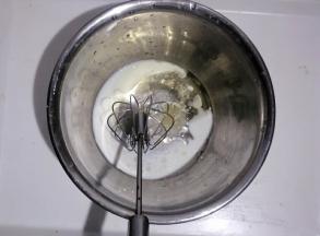 首先蛋黄部分，牛奶，糖，玉米油放在一起搅拌均匀