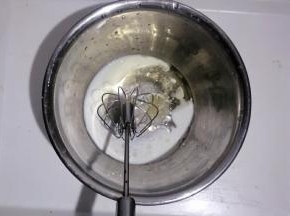 首先蛋黄部分，牛奶，糖，玉米油放在一起搅拌均匀