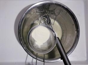 过筛加入低筋面粉，采用 Z字法搅拌均匀