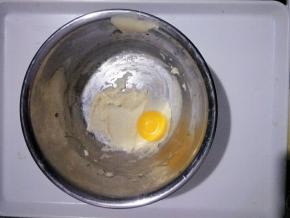 把蛋黄蛋清分离，蛋清放入无水无油的盆中待用。把蛋黄加入刚才搅拌好的面糊中，同样用z字法搅拌均匀。