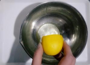 蛋清中加入几滴柠檬汁