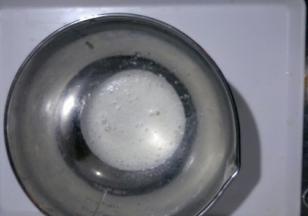 加入三分之一的糖用手持电动打蛋器中低速打发至蛋清呈鱼眼泡状态