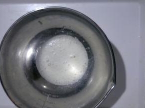 加入三分之一的糖用手持电动打蛋器中低速打发至蛋清呈鱼眼泡状态
