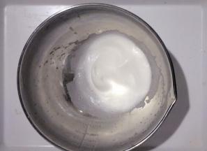 再加入三分之一的糖，同样中低速打发至蛋白呈细腻小微泡状态