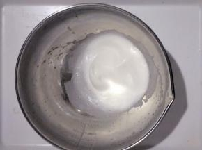 再加入三分之一的糖，同样中低速打发至蛋白呈细腻小微泡状态