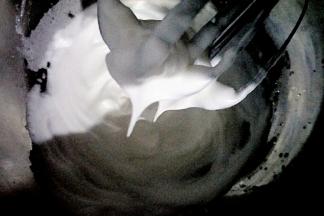 加入最后三分之一的糖，中低速打发至打蛋器提起，蛋白不易落下，成小直尖状态即可