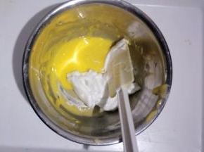 取三分之一蛋白放入蛋黄糊中用刮刀翻拌均匀，不可画圈搅拌