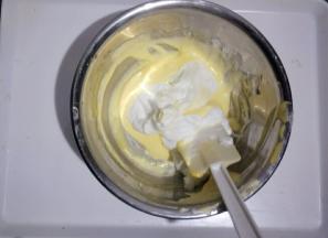 把其余蛋白放入蛋黄糊中，同样用刮刀翻拌均匀，不可画圈搅拌