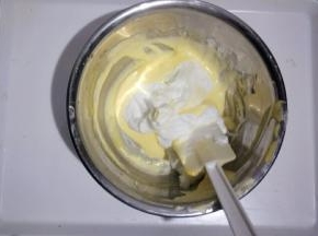 把其余蛋白放入蛋黄糊中，同样用刮刀翻拌均匀，不可画圈搅拌