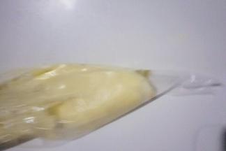 把搅拌均匀蛋糕糊装入裱花袋，尖端剪一个小口子