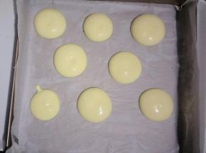 烤盘铺油纸，把蛋糕糊挤在烤盘中，如图。每个之间留出一定的小距离。