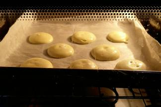 放入烤箱中层，越烤15分钟左右