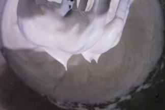 期间把糖加入淡奶油中，低速打发至奶油出现明显的花纹，打蛋器提起奶油呈小短直尖状态即可