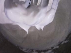 期间把糖加入淡奶油中，低速打发至奶油出现明显的花纹，打蛋器提起奶油呈小短直尖状态即可