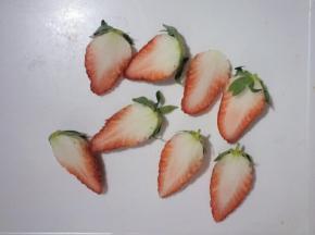 把草莓洗净对半切开