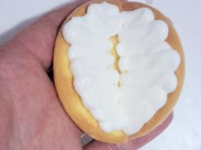 把两个切面对起，蛋糕呈斗状