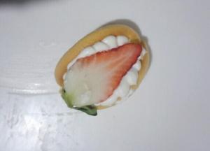 根据自己喜欢放上草莓即可