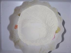 盐加入面粉中搅拌均匀