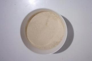 酵母放入水中融化