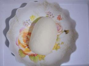 揉成光滑面团盖保鲜膜醒发1小时(室温过低可醒发1.5小时左右)