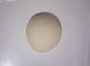 把醒发好的面团揉搓排出空气，可撒适量干面粉防粘