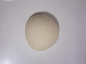 把醒发好的面团揉搓排出空气，可撒适量干面粉防粘