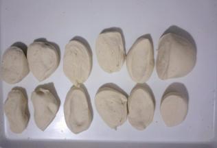 把面团分出四分之一后，把其余的面团均分成11份(也可以分成自己喜欢的大小)